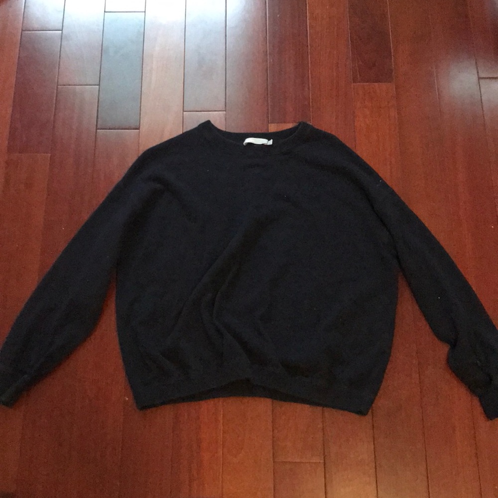 I’m selling a navy sweatshirt/sweater from Vince